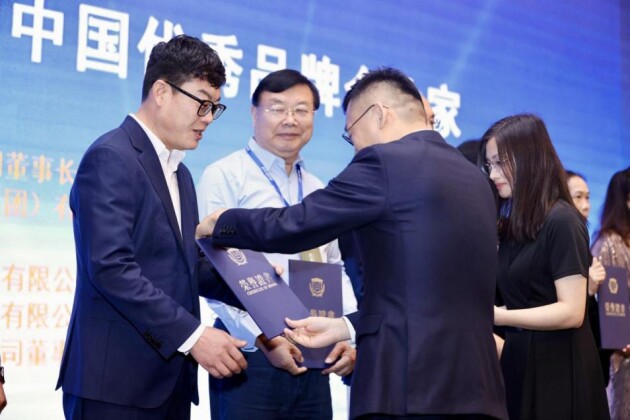 第18届亚洲品牌盛典:艾雪冰淇淋集团总裁王嘉成荣获大奖